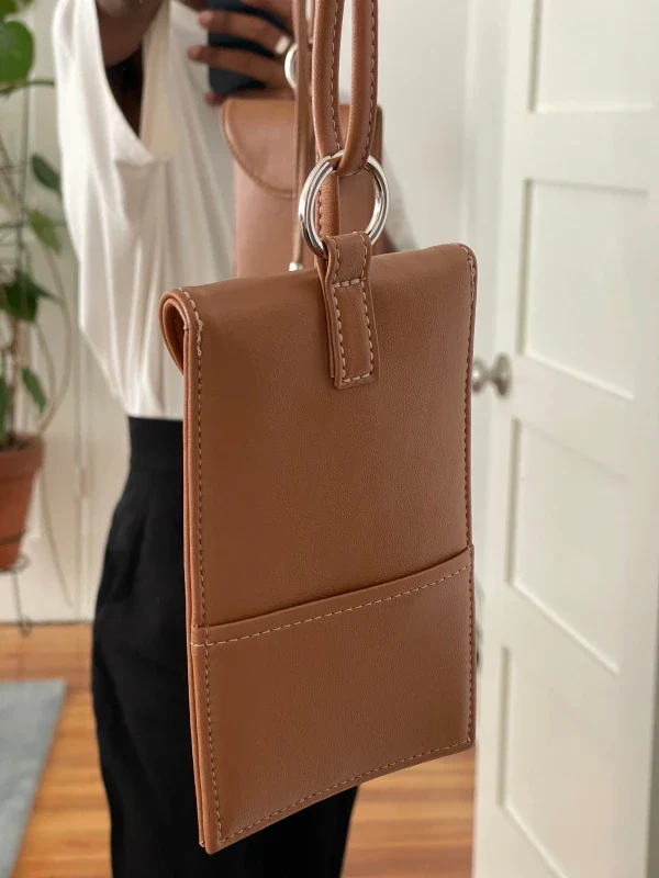 Pochette téléphone à anse Sling en cuir végan Camel - Image 5