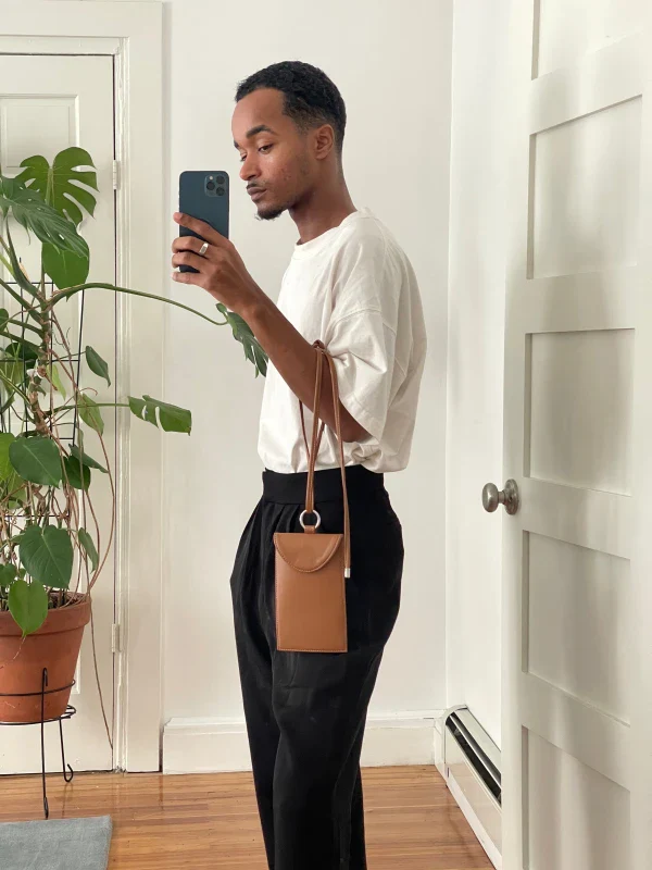 Pochette téléphone à anse Sling en cuir végan Camel - Image 7