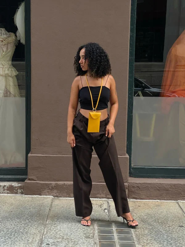 Pochette téléphone à anse Sling en cuir végan Jaune moutarde - Image 4