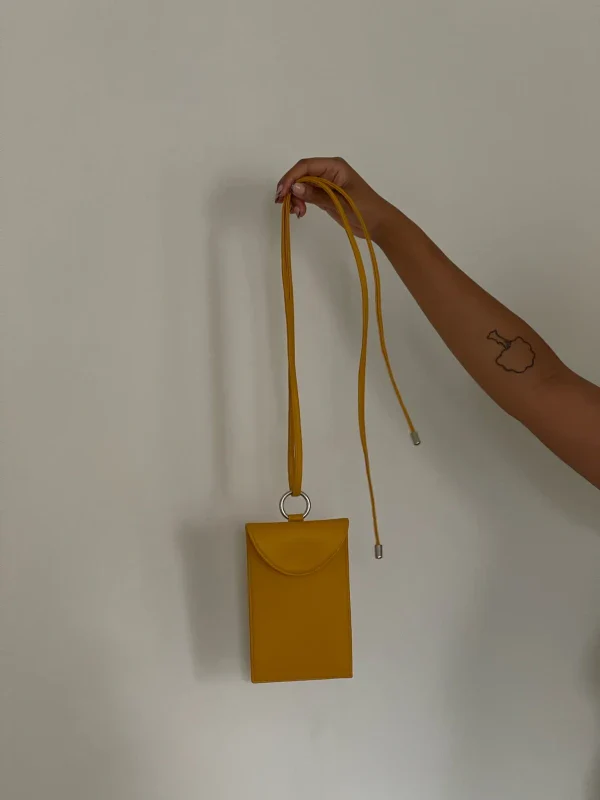 Pochette téléphone à anse Sling en cuir végan Jaune moutarde - Image 5