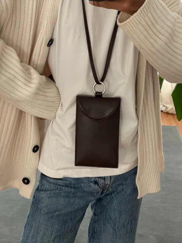 Pochette téléphone à anse Sling en cuir végan Marron - Image 4