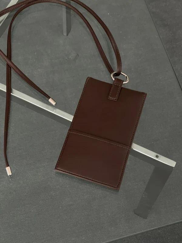 Pochette téléphone à anse Sling en cuir végan Marron - Image 6
