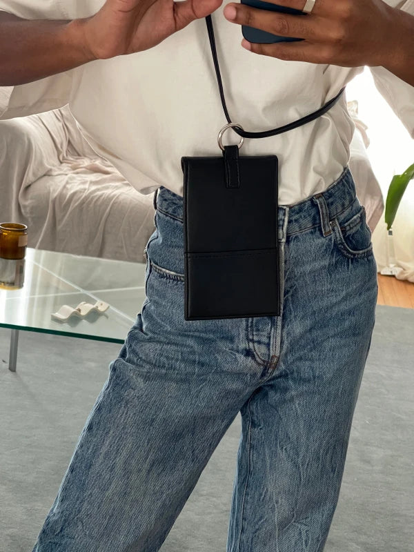 Pochette téléphone à anse Sling en cuir végan Noir - Image 4