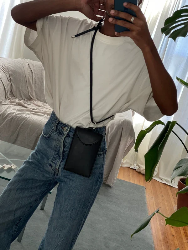 Pochette téléphone à anse Sling en cuir végan Noir - Image 5