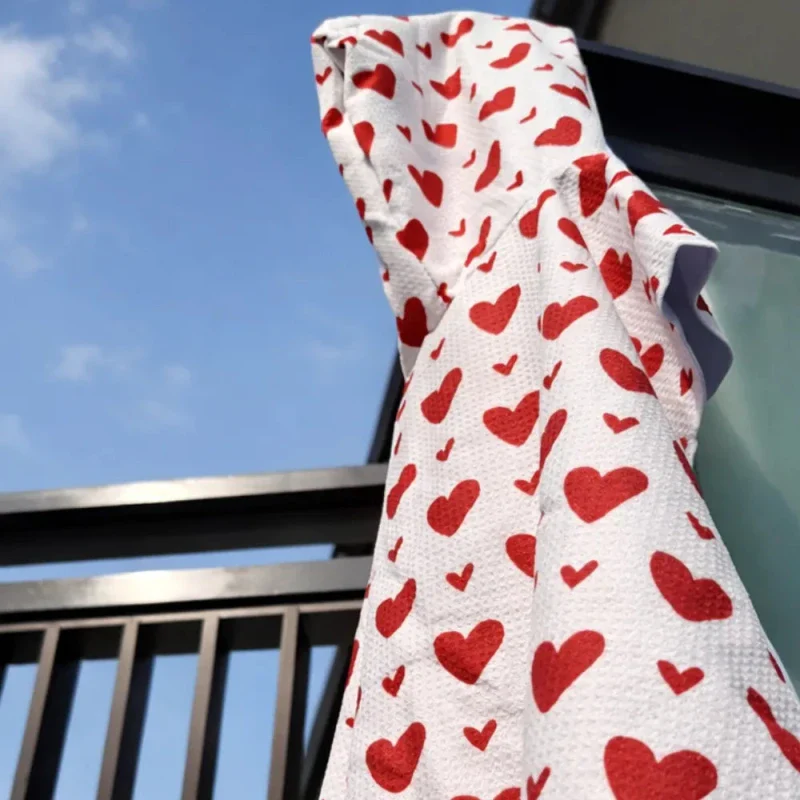 Poncho pour enfant à motif coeurs rouges - Victoire - Image 11