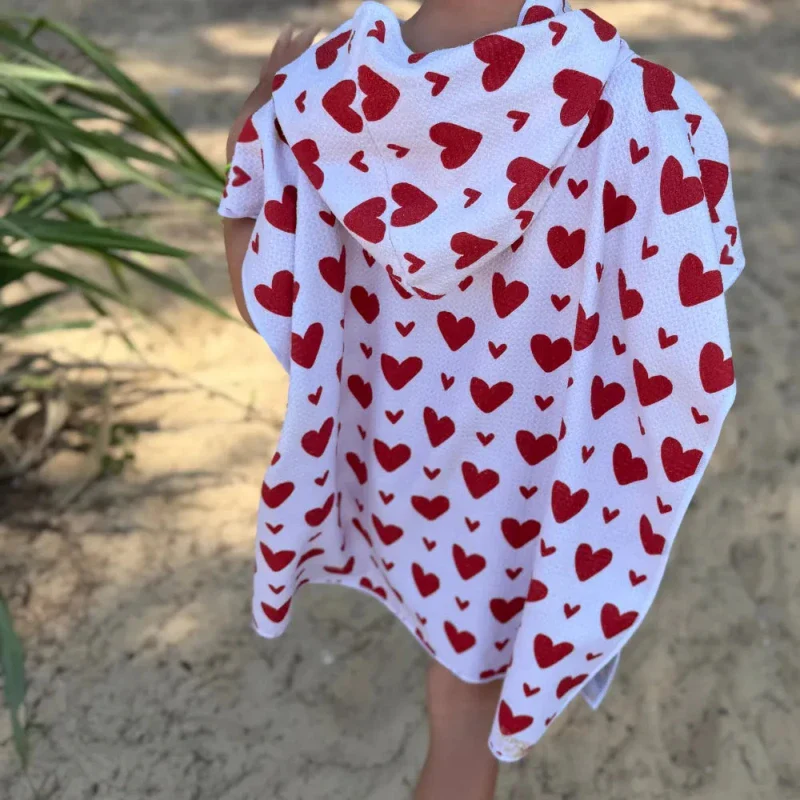 Poncho pour enfant à motif coeurs rouges - Victoire - Image 2