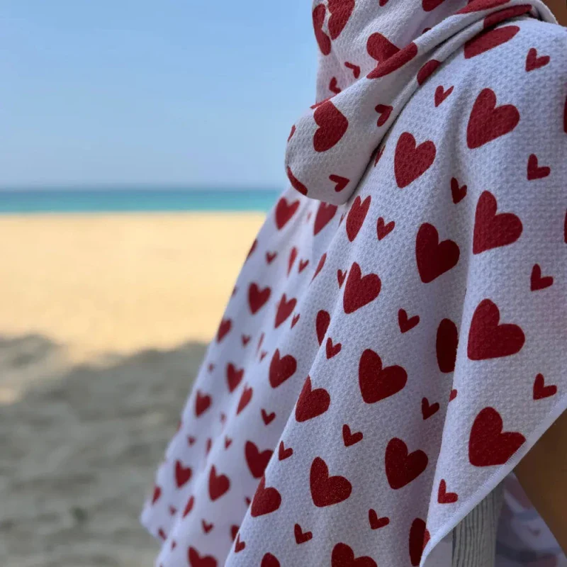Poncho pour enfant à motif coeurs rouges - Victoire - Image 3