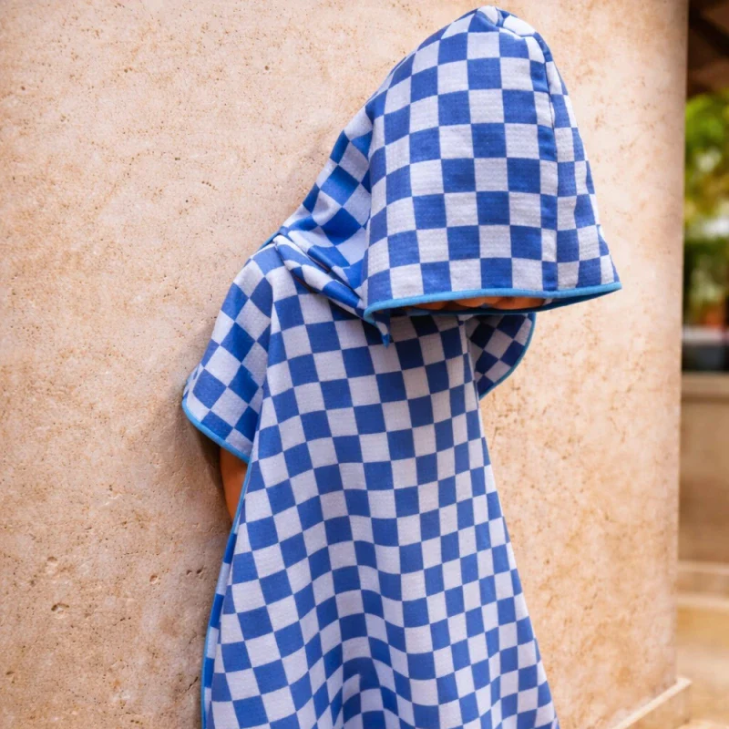 Poncho pour enfant à motif damier bleu - Henri - Image 2