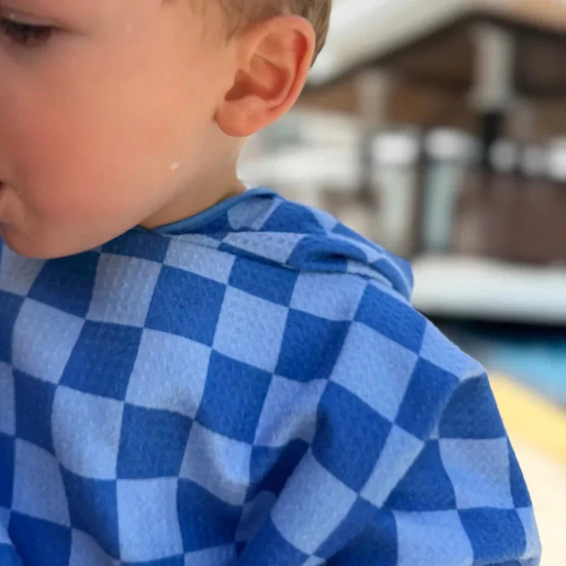 Poncho pour enfant à motif damier bleu - Henri - Image 7