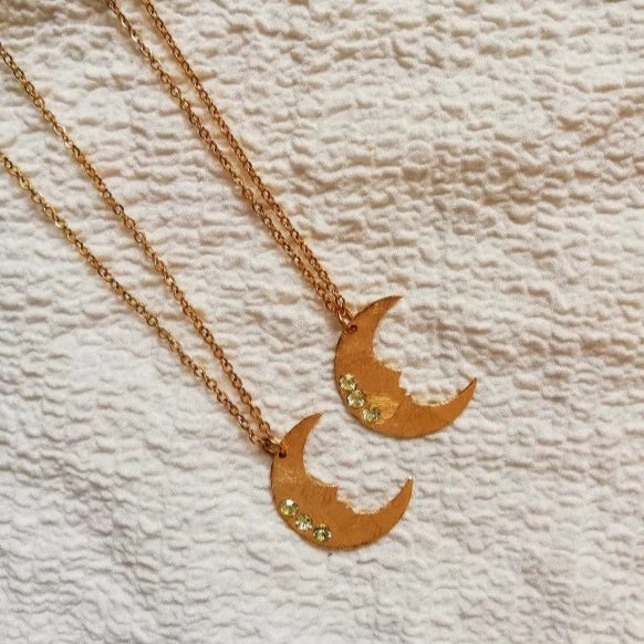 Collier dorée avec lune et cristaux - Renouveau - Image 3