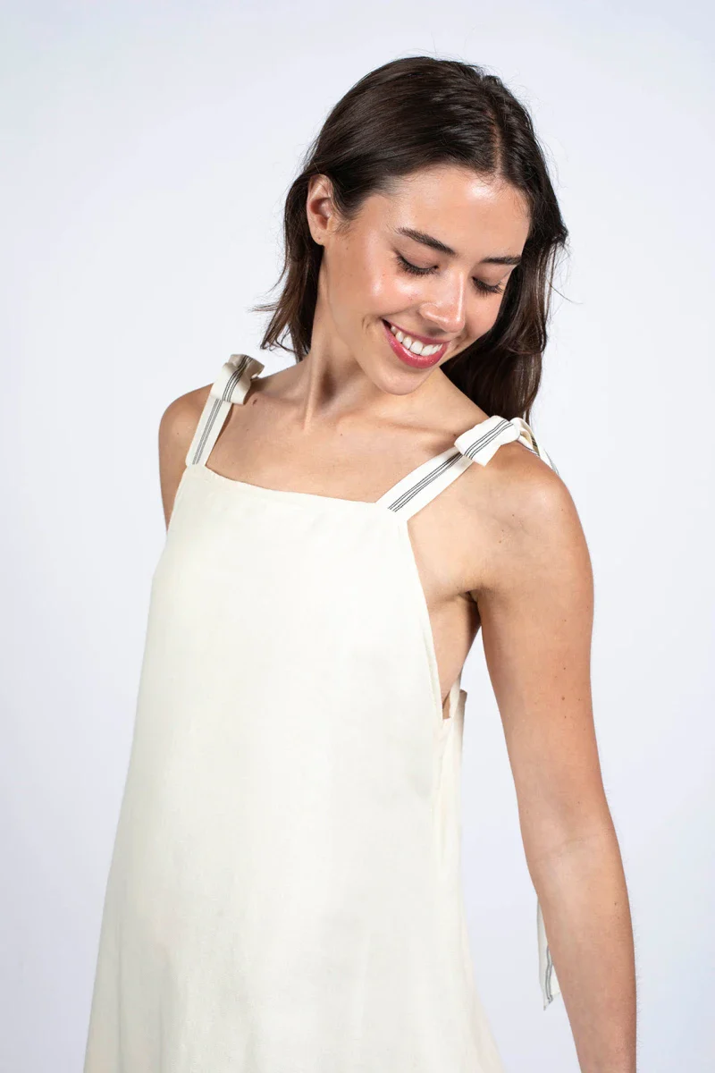 Robe blanche intemporelle et éco-conçue - Image 2