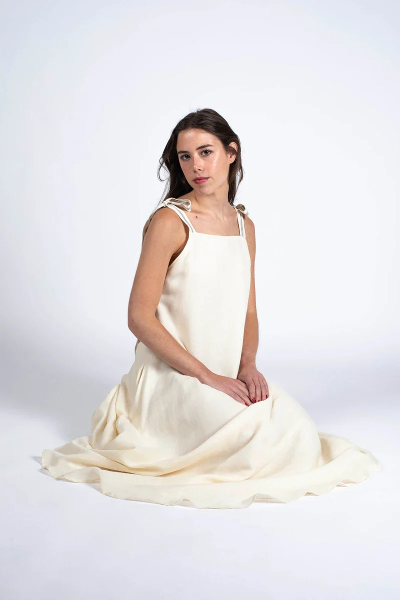 Robe blanche intemporelle et éco-conçue - Image 3