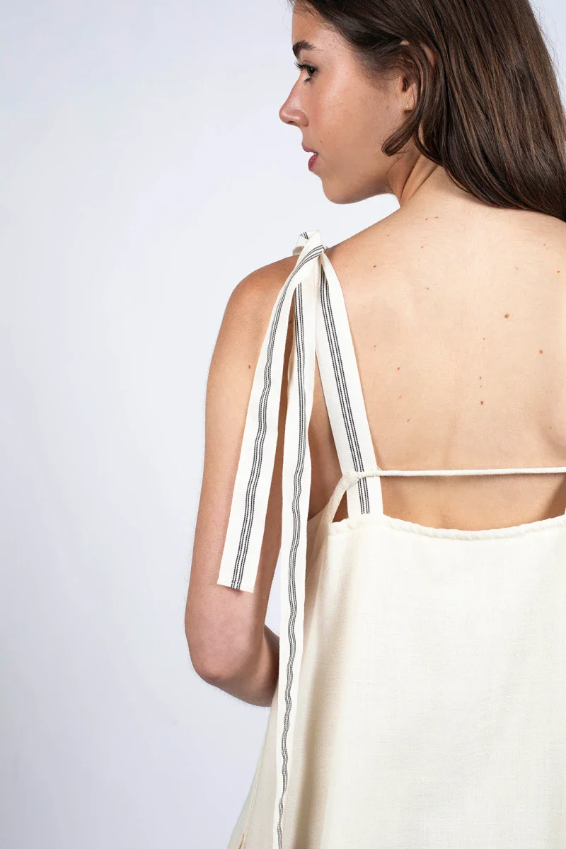 Robe blanche intemporelle et éco-conçue - Image 4
