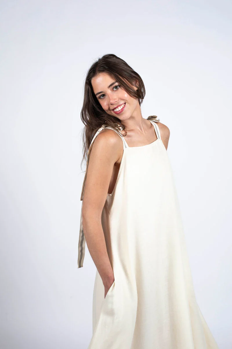 Robe blanche intemporelle et éco-conçue - Image 5