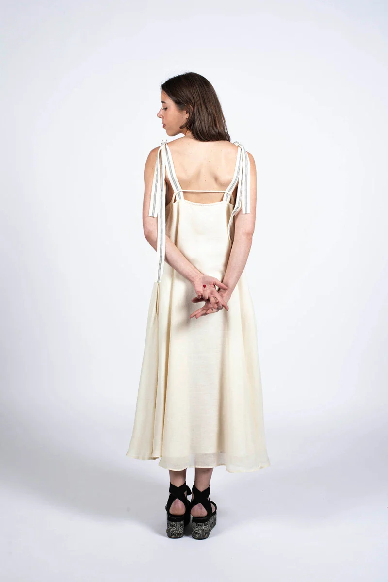 Robe blanche intemporelle et éco-conçue - Image 8