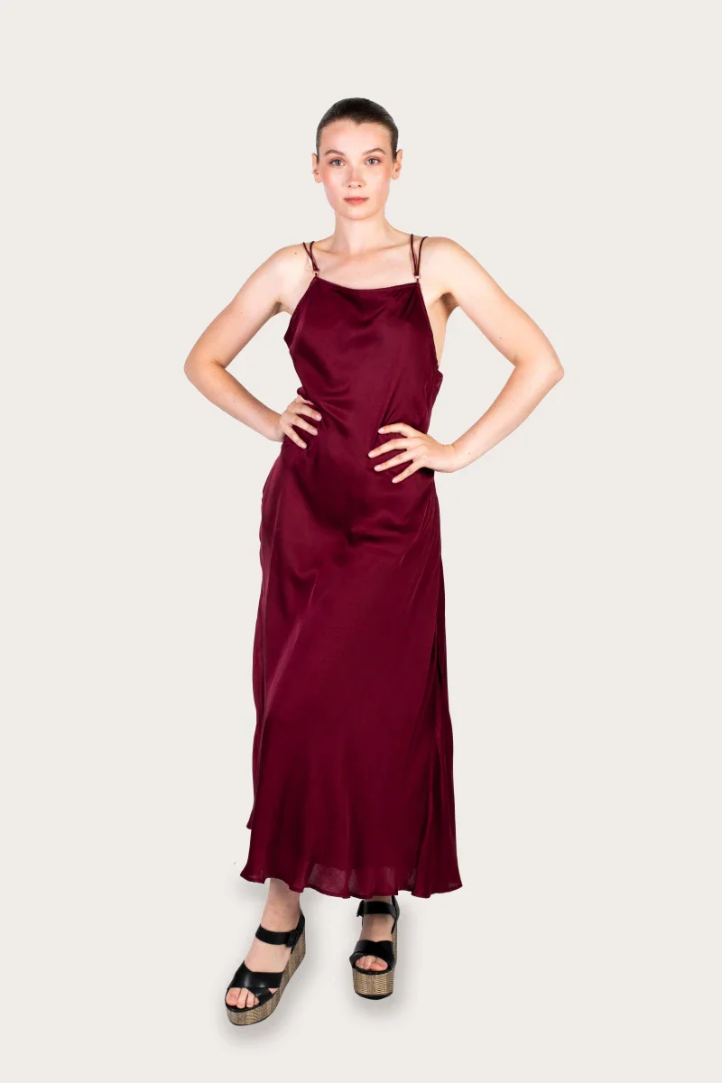 Robe bordeaux coupe longue dos nu en fibre de pétales de roses - Image 11