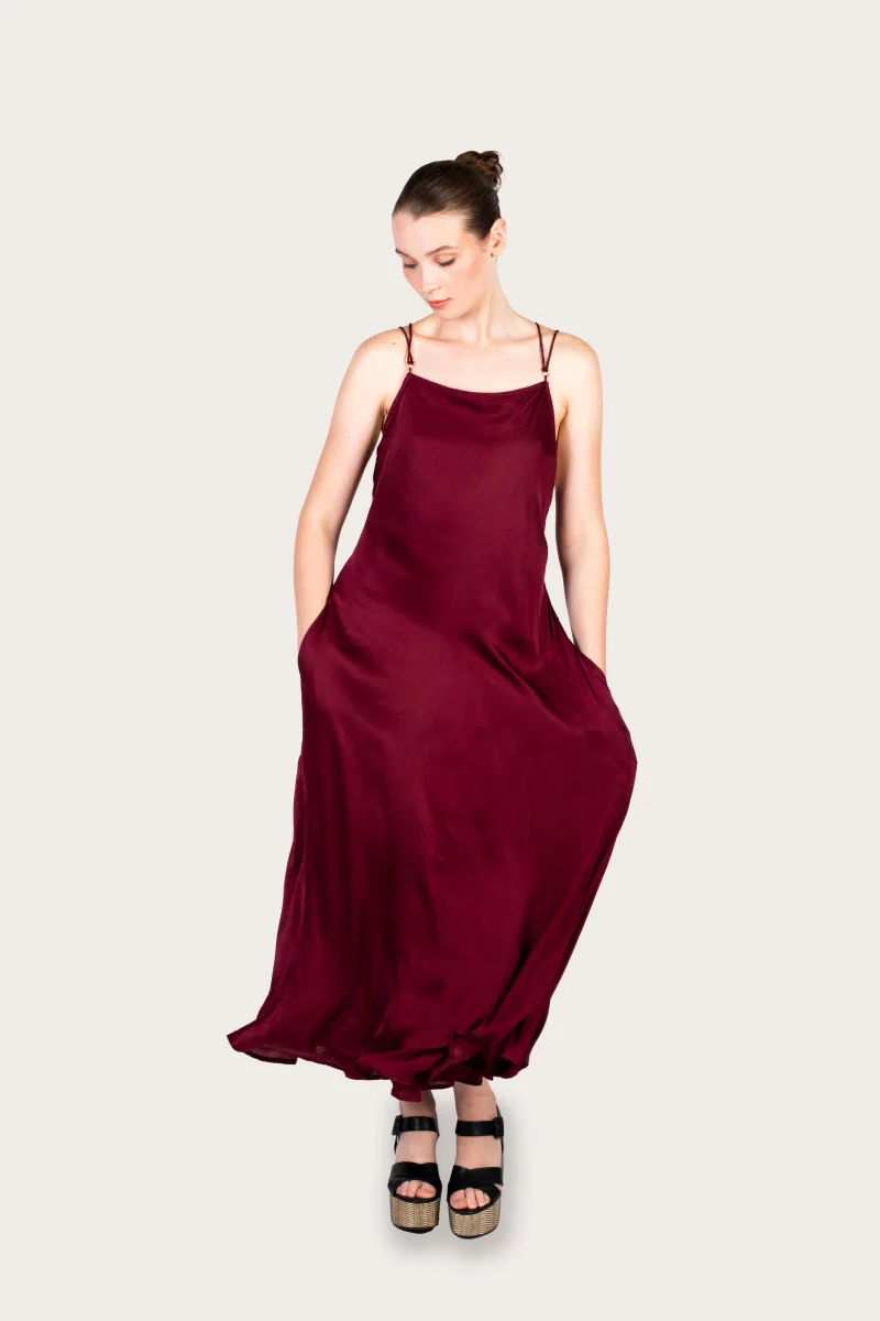 Robe bordeaux coupe longue dos nu en fibre de pétales de roses - Image 12