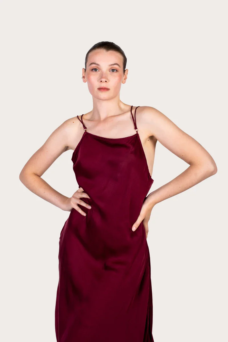 Robe bordeaux coupe longue dos nu en fibre de pétales de roses - Image 13