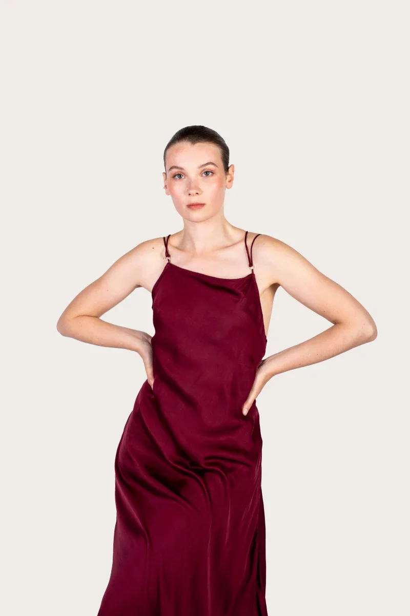 Robe bordeaux coupe longue dos nu en fibre de pétales de roses - Image 14