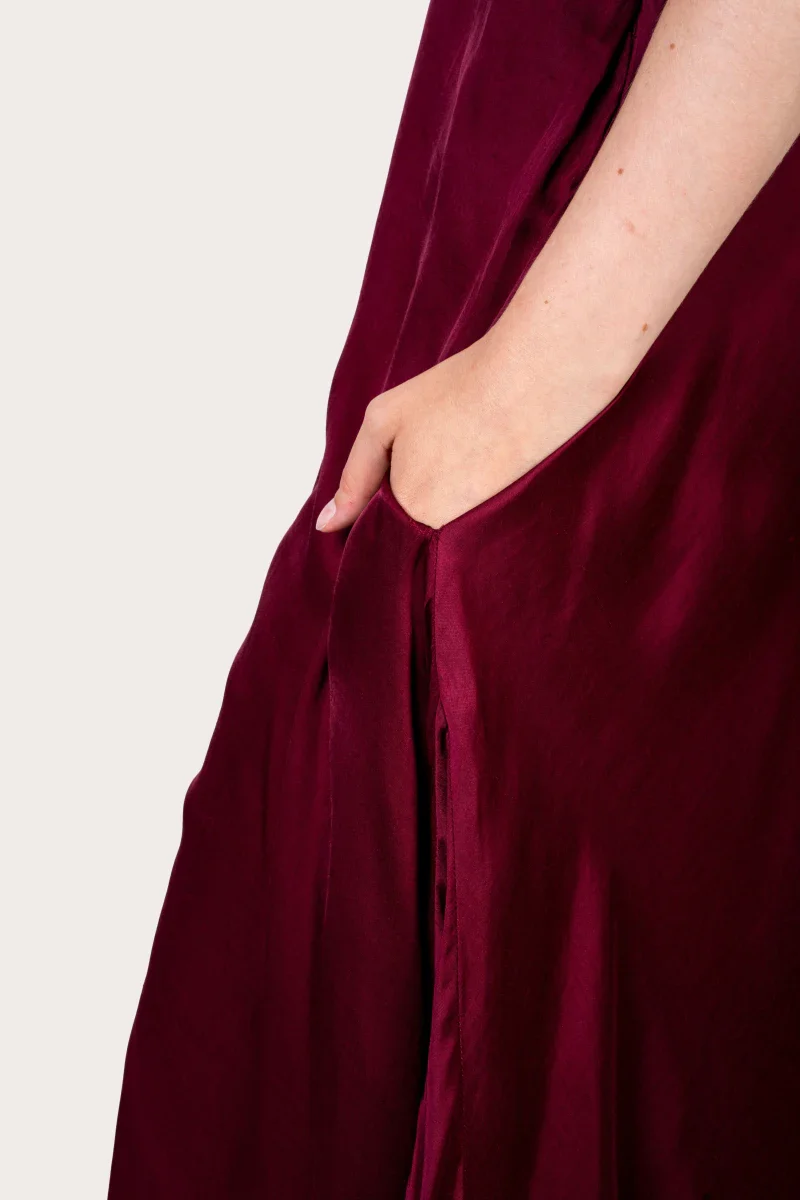 Robe bordeaux coupe longue dos nu en fibre de pétales de roses - Image 15
