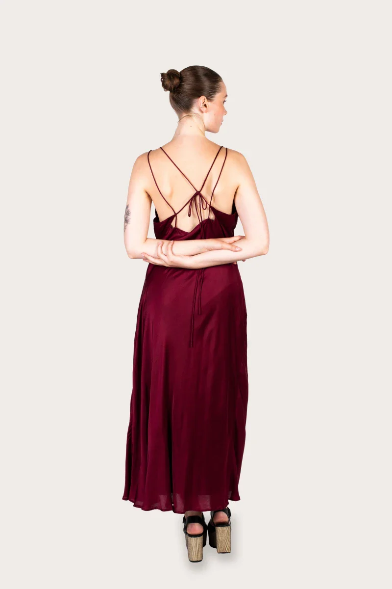 Robe bordeaux coupe longue dos nu en fibre de pétales de roses - Image 16