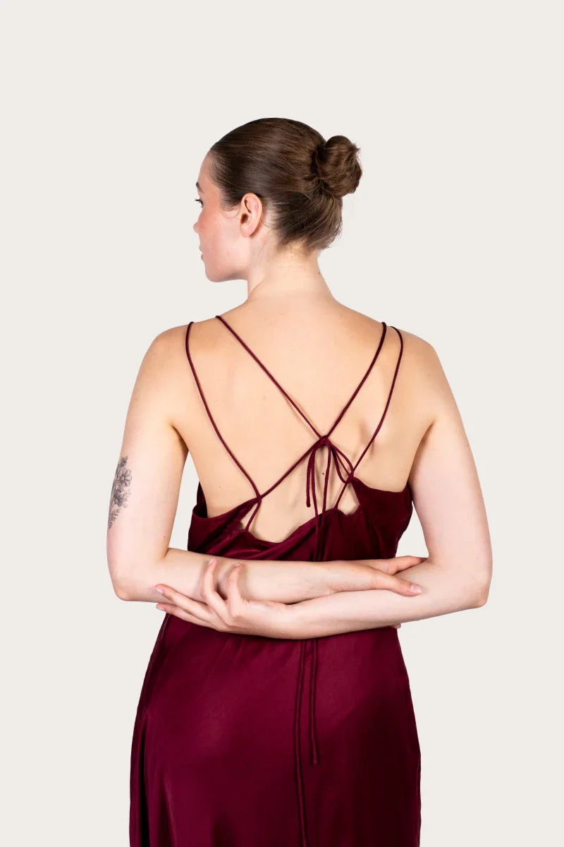 Robe bordeaux coupe longue dos nu en fibre de pétales de roses - Image 17
