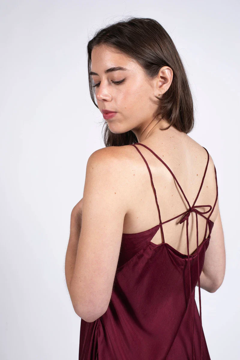 Robe bordeaux coupe longue dos nu en fibre de pétales de roses - Image 2