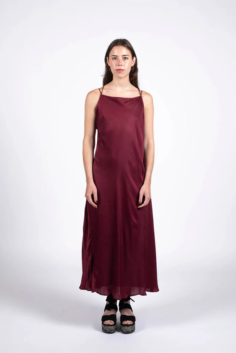 Robe bordeaux coupe longue dos nu en fibre de pétales de roses - Image 3