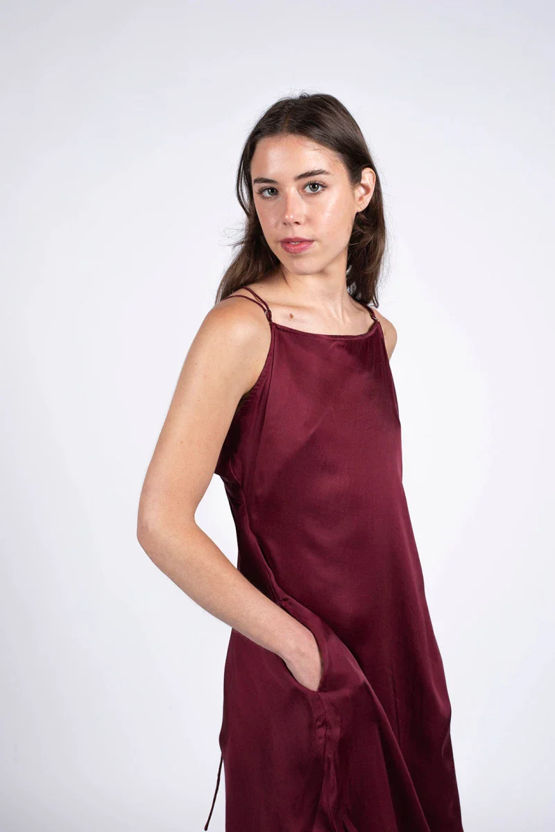 Robe bordeaux coupe longue dos nu en fibre de pétales de roses - Image 4