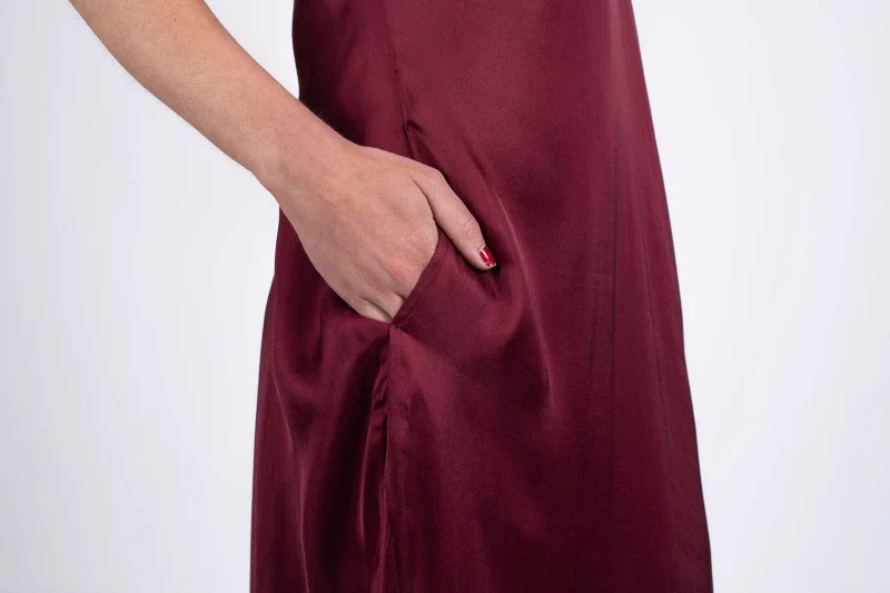 Robe bordeaux coupe longue dos nu en fibre de pétales de roses - Image 5