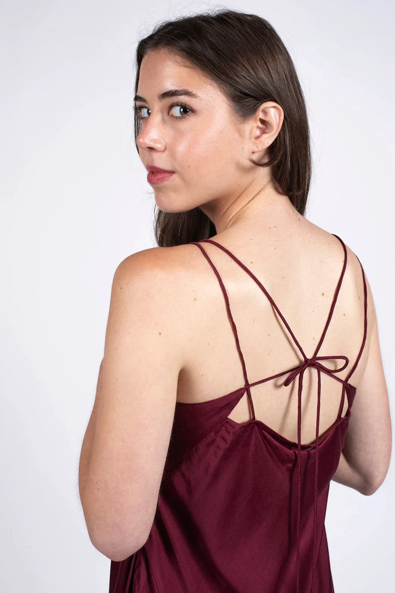 Robe bordeaux coupe longue dos nu en fibre de pétales de roses - Image 6