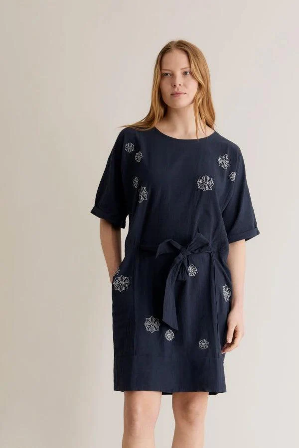 Robe en coton bio brodée bleu marine - Akina - Image 2
