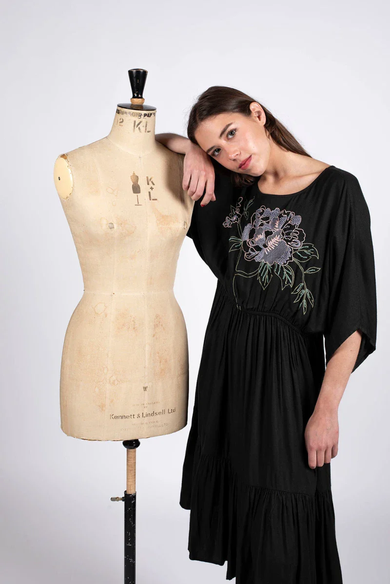 Robe noir bohème brodée Laly - Image 3