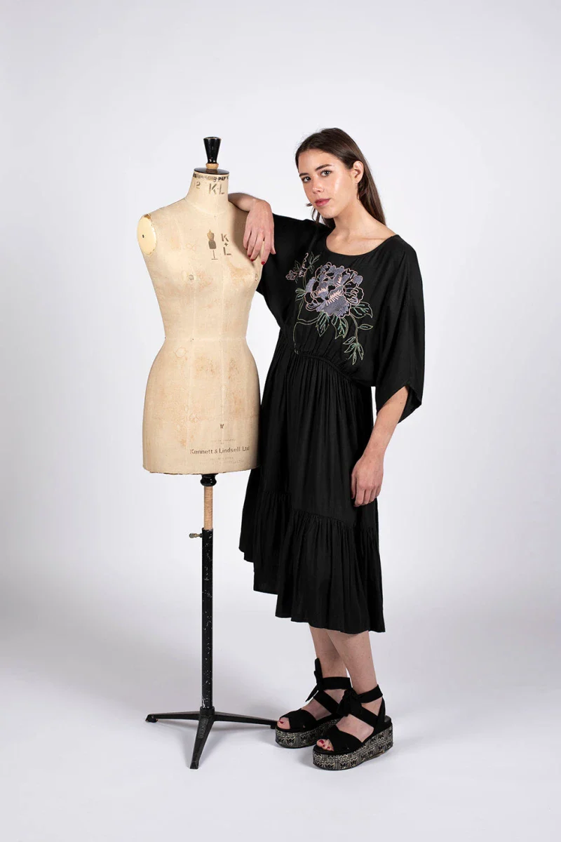 Robe noir bohème brodée Laly - Image 6