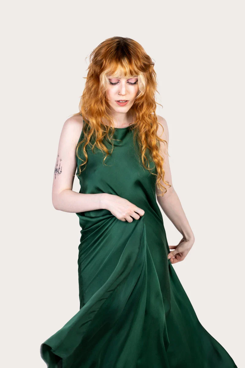 Robe verte longue en fibre de pétales de roses - Image 12