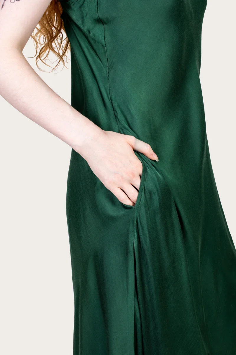 Robe verte longue en fibre de pétales de roses - Image 15
