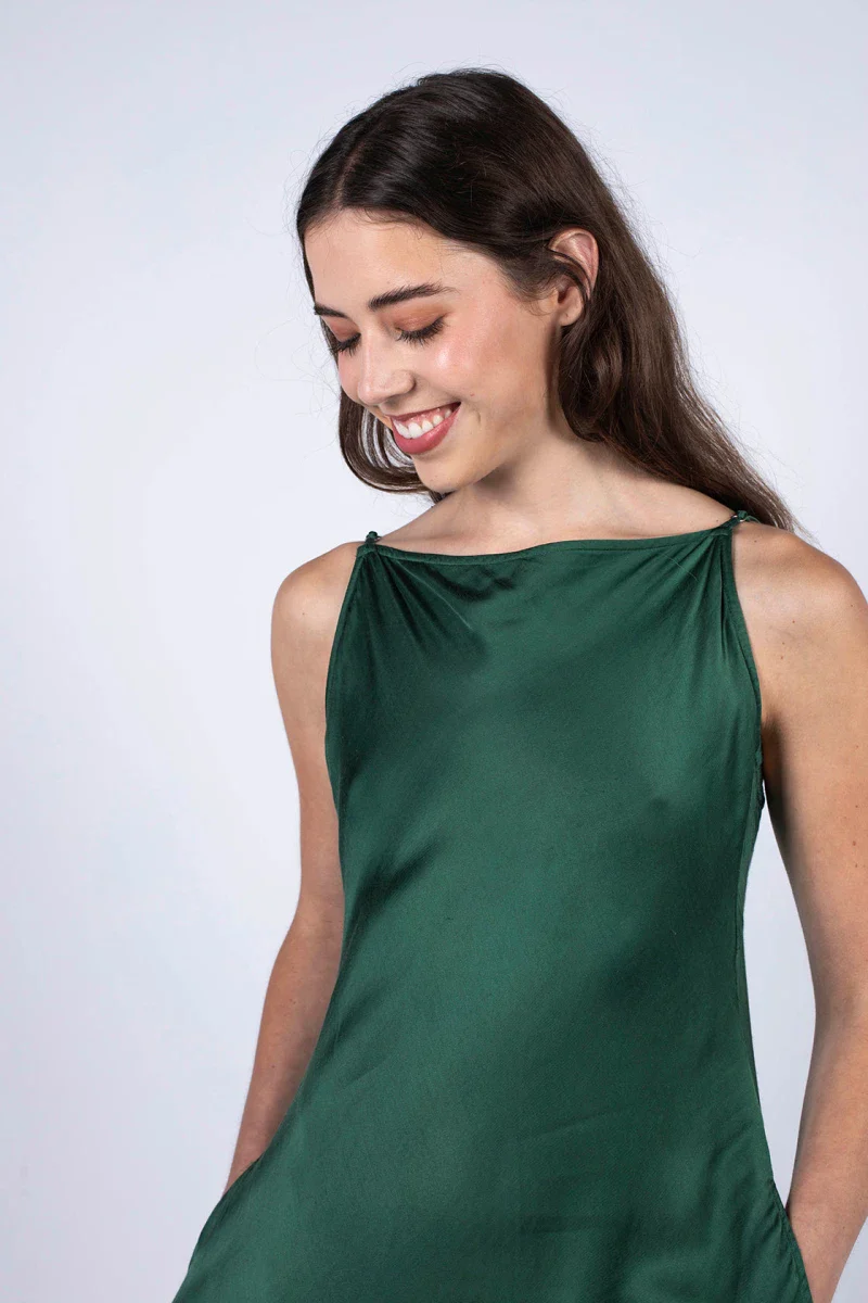 Robe verte longue en fibre de pétales de roses - Image 2