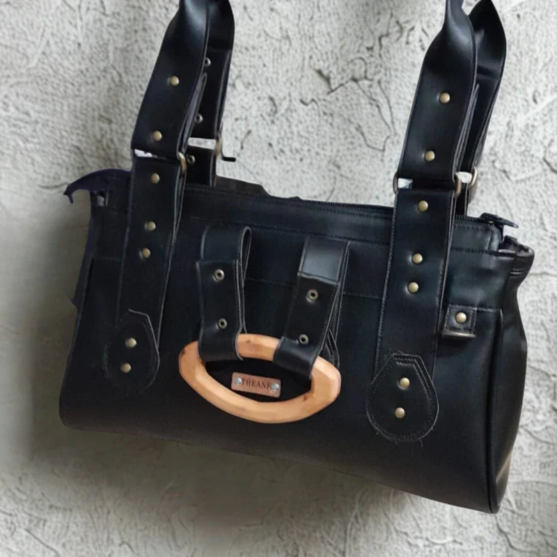 Sac à main alter-cuir de raisin noir avec poignées en bois - Image 2