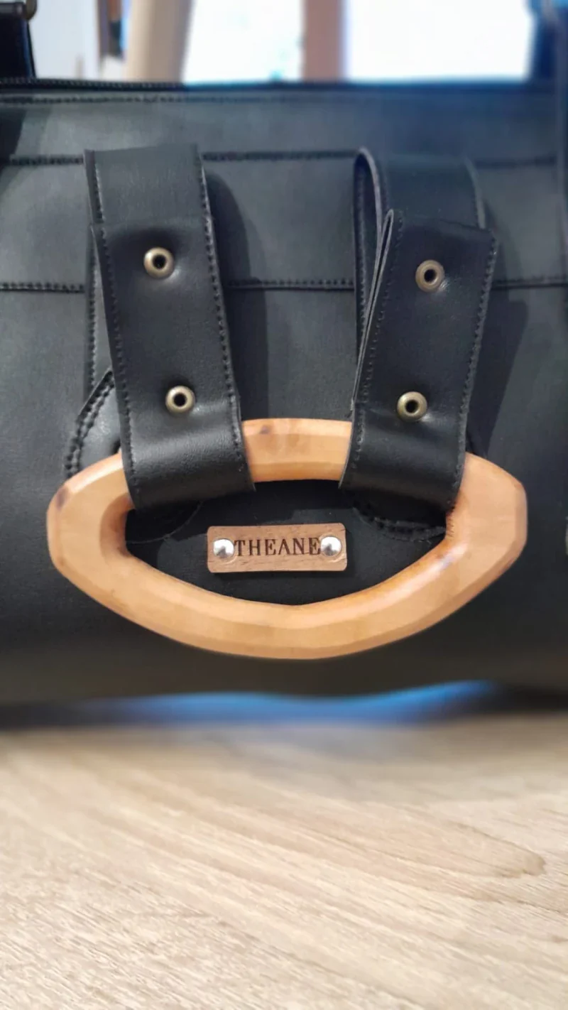 Sac à main alter-cuir de raisin noir avec poignées en bois - Image 4