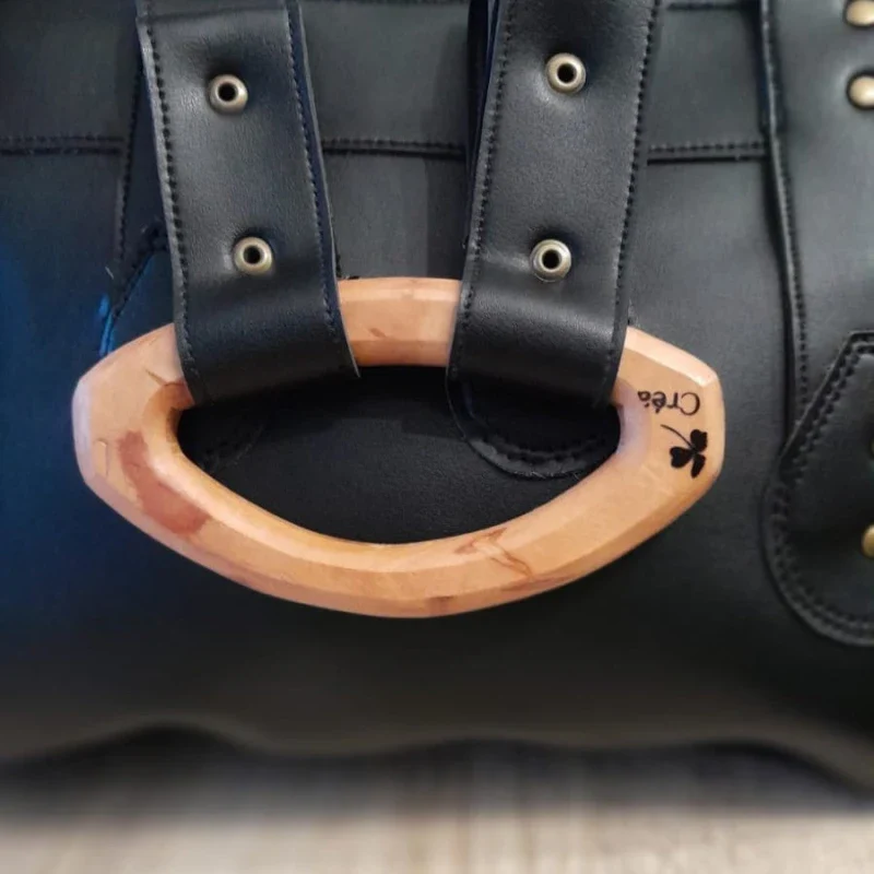 Sac à main alter-cuir de raisin noir avec poignées en bois - Image 5