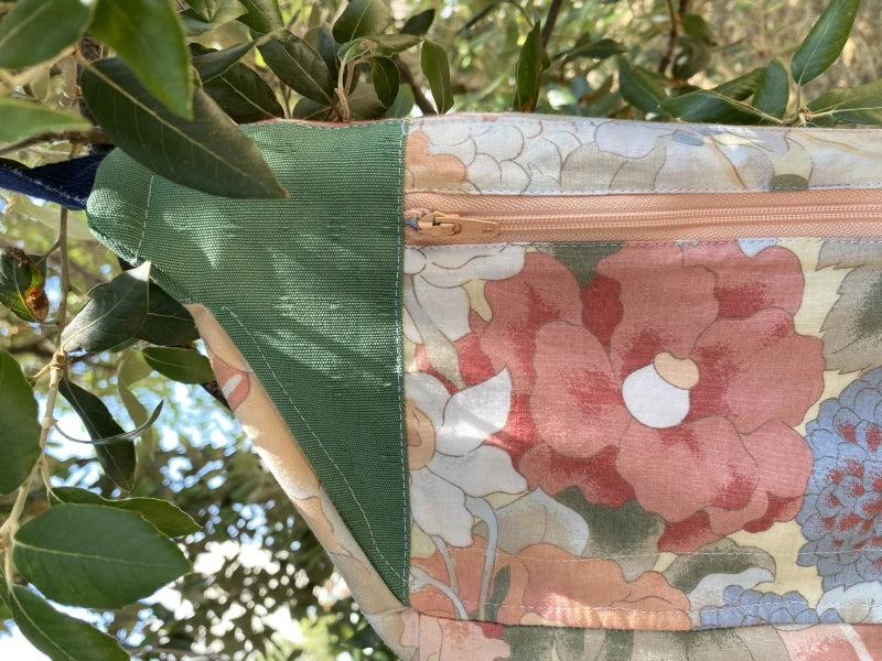 Sac banane upcyclé tissu fleurs - Meanwhile Boutique x Zgrouitch (édition limitée) - Image 4