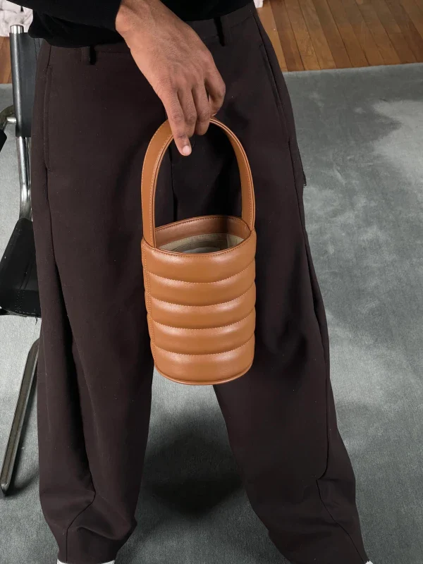 Sac Bucket Mini Matelassé en cuir végan Camel - Image 11