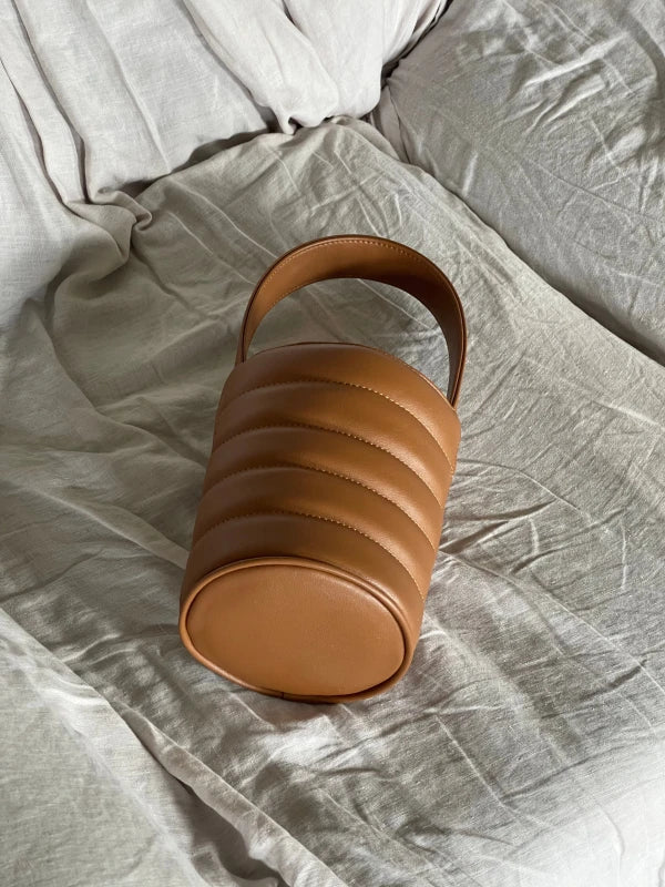Sac Bucket Mini Matelassé en cuir végan Camel - Image 16