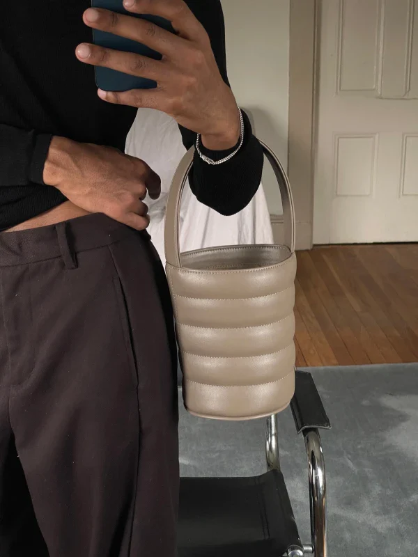 Sac Bucket Mini Matelassé en cuir végan Gris - Image 7