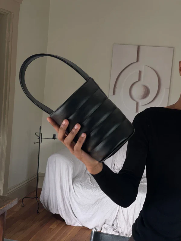 Sac Bucket Mini Matelassé en cuir végan Noir - Image 10