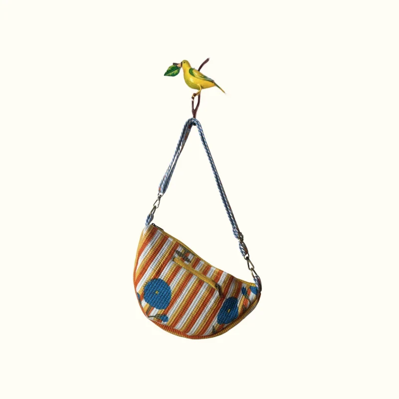 Sac demi-lune matelassé – "Golden stripes & blue poppies" - Image 2