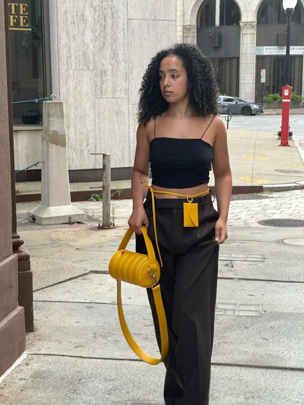 Sac Duffle Mini Matelassé en cuir vegan Jaune moutarde - Image 7