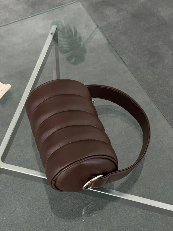 Sac Duffle Mini Matelassé en cuir vegan Marron - Image 3