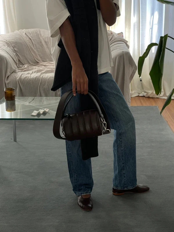 Sac Duffle Mini Matelassé en cuir vegan Marron - Image 4