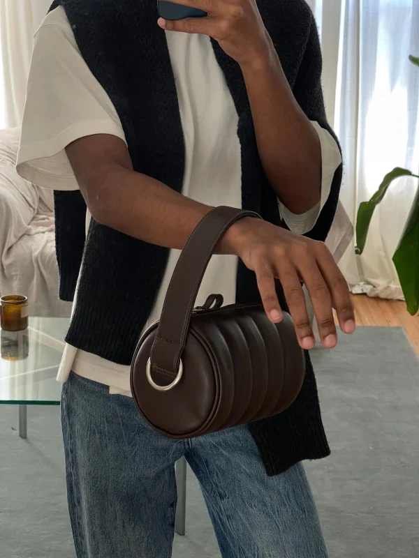 Sac Duffle Mini Matelassé en cuir vegan Marron - Image 8